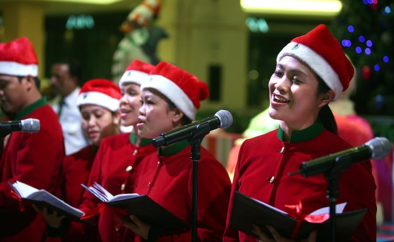December 16, 2008 / Dubai / Employees from the Kempinski Hotel go around The Mall of Emirates singing Christmas songs  December 16, 2008.  (Sammy Dallal / The National)


 *** Local Caption ***  sd-121608-santa-003.jpgal24jump3.jpg