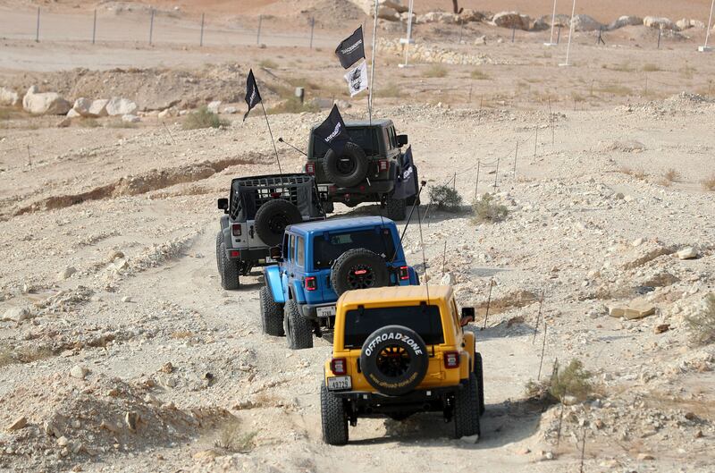 Competitors head off into the desert