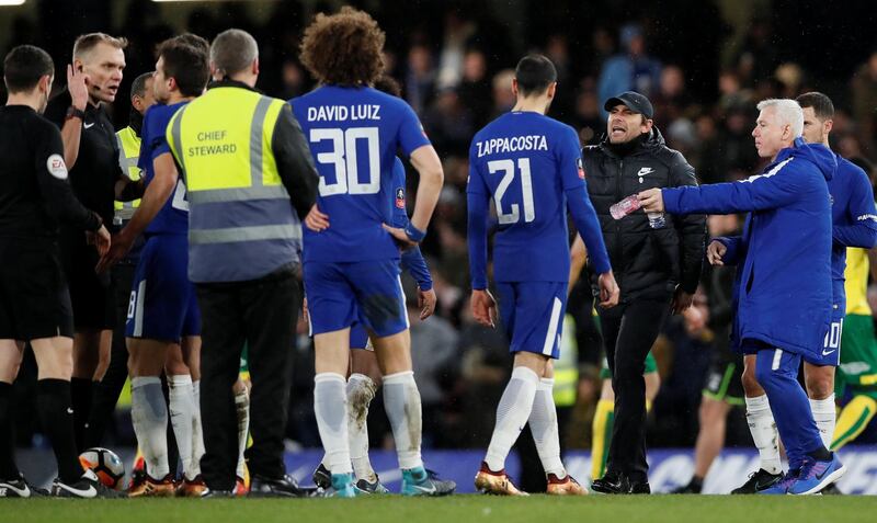 Soccer Football - FA Cup Third Round Replay - Chelsea vs Norwich City - Stamford Bridge, London, Britain - January 17, 2018   Chelsea manager Antonio Conte argues with referee Graham Scott   REUTERS/David Klein