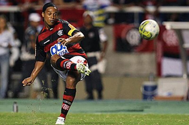 Ronaldinho takes a shot on goal from a free-kick on his debut for Flamengo.