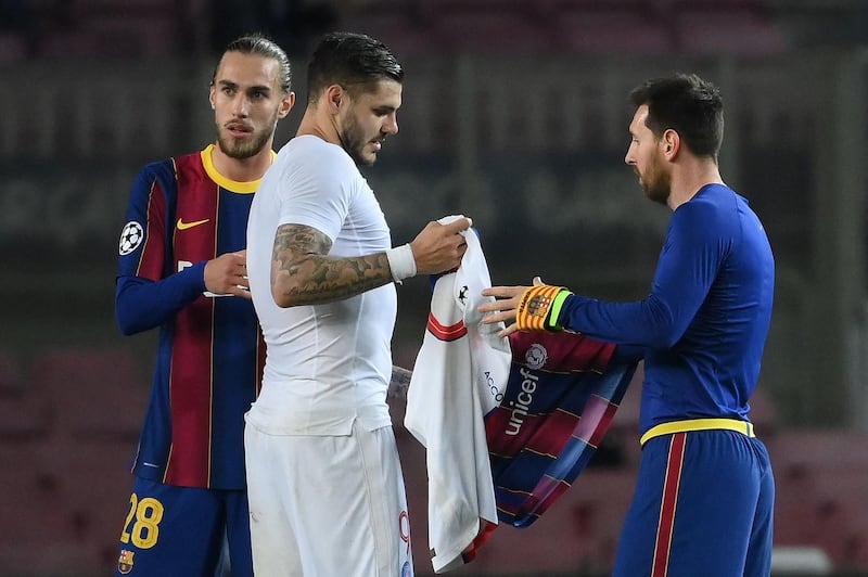 Messi (R) and Paris Saint-Germain's Argentinian forward Mauro Icardi exchange jerseys next to Barcelona's Spanish defender Oscar Mingueza (L). AFP