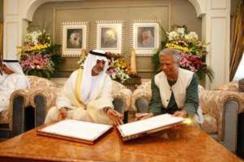 Abu Dhabi - October 8, 2009: The Nobel Prize winner Mohammed Yunus (right) signs a memorandum of understanding with Sheikh Nahyan bin Mubarak (left), the Minister of Higher Education and ScientiÞc Research at his palace. ( Philip Cheung / The National )

 *** Local Caption ***  PC0177-MohammedYunus.jpg