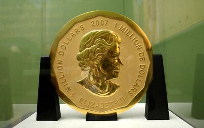 Picture taken on December 8, 2010 shows the gold coin "Big Maple Leaf" on display at Berlin's Bode Museum. - Thieves stole the gold coin with a face value of $1 million and weighing 100 kilograms (220 pounds) from Berlin's Bode Museum on March 27, 2017. (Photo by Marcel Mettelsiefen / dpa / AFP) / Germany OUT
