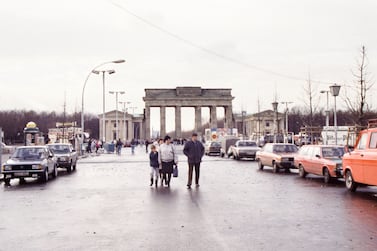 CNMXKY The Berlin Wall at the Brandenburg Gate in 1990 - Pariser Platz. Alamy