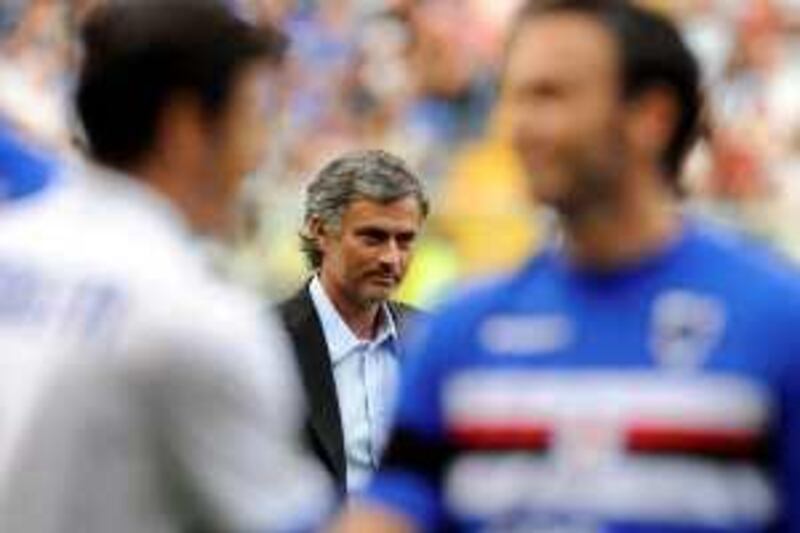 Inter Milan coach Jose Mourinho leaves the pitch at the end of their match against Sampdoria in their Italian serie A soccer match at Marassi stadium in Genoa, September 26, 2009.  REUTERS/Paolo Bona (ITALY SPORT SOCCER) *** Local Caption ***  SRE306_SOCCER-ITALY_0926_11.JPG