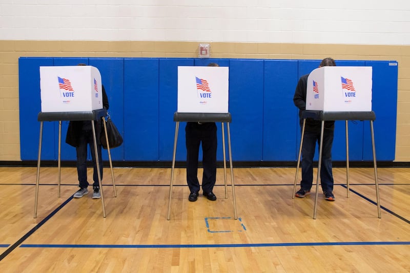 epa07144892 People stand in voting booths while voting in the 2018 mid-term general election at a polling station located at Deep Run High School in Glen Allen, Virginia, USA, 06 November 2018. All 435 members of the House of Representatives, 35 seats in the 100-member Senate and 36 out of 50 state governors are up for re-election.  EPA/MICHAEL REYNOLDS