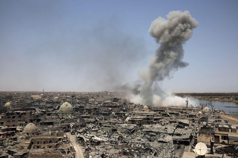 A picture taken on July 9, 2017, shows smoke billowing following an airstrike by US-led international coalition forces targeting Islamic State (IS) group in Mosul.
Iraq will announce imminently a final victory in the nearly nine-month offensive to retake Mosul from jihadists, a US general said Saturday, as celebrations broke out among police forces in the city. / AFP PHOTO / Ahmad al-Rubaye