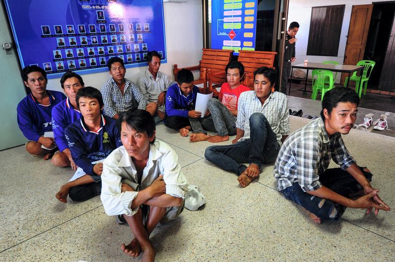 Vietnamese fishermen are held at a police station after being detained in Thai waters for illegal fishing by the Royal Marine Police in Thailand's southern province of Narathiwat on August 1, 2016. / AFP PHOTO / MADAREE TOHLALA