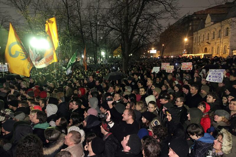 epa03025357 Thousands of Russian people participate in a rally against the disputed 04 December parliamentary elections in Moscow, Russia, 05 December 2011. Supporters of People's Freedom Party, which refused to take part in the elections, gathered in the centre of Moscow to protest.  EPA/SERGEI CHIRIKOV *** Local Caption ***  03025357.jpg