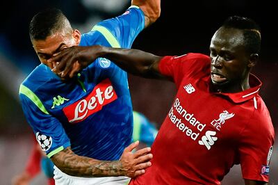 Liverpool's Senegalese forward Sadio Mane (R) hits Napoli's Brazilian midfielder Allan in the face during the UEFA Champions League group C football match between Napoli and Liverpool on October 3, 2018 at the San Paolo stadium in Naples.  ALTERNATIVE CROP
 / AFP / Filippo MONTEFORTE / ALTERNATIVE CROP
