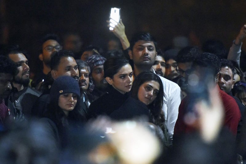 In this photo taken on January 7, 2020, Bollywood actress Deepika Padukone (C) visits students protesting at Jawaharlal Nehru University (JNU) against a recent attack at JNU on students and teachers in New Delhi.
 Protests have been held across India after masked assailants wielding batons and iron rods went on a rampage at a top Delhi university, leaving more than two dozen injured. / AFP / STR
