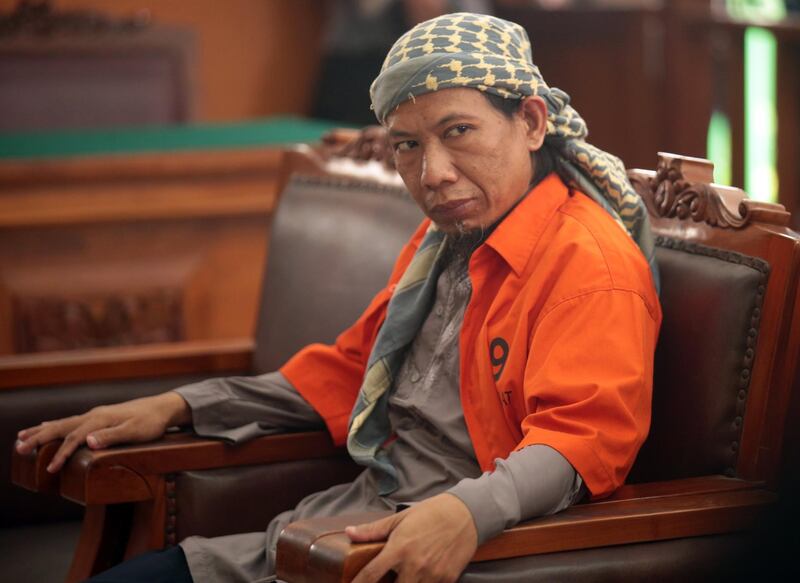 epa06526967 Indonesian cleric Aman Abdurrahman, also known as Oman Rohman, looks at the prosecutors during his first trial in Jakarta, Indonesia, 15 February 2018. Indonesian prosecutors are seeking to convict and have Aman sentenced to the death penalty for his alledged involvement in organizing a 2016 terrorist attack in Jakarta that left eight people dead.  EPA/BAGUS INDAHONO