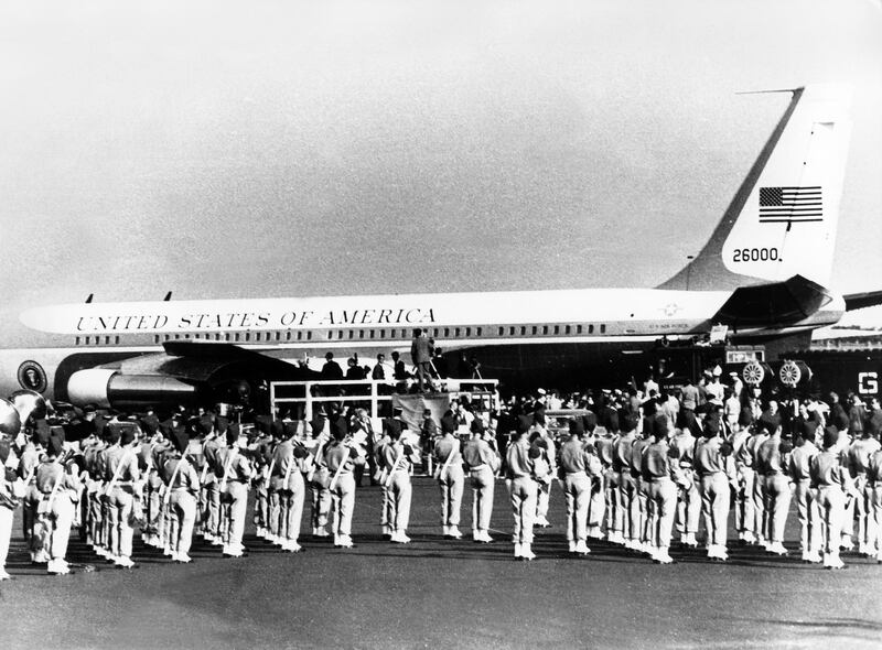 (GERMANY OUT) Das Flugzeug des amerikanischenPrÃ¤sidenten landet in Berlin-Tegel (Photo by Jochen Blume/ullstein bild via Getty Images)