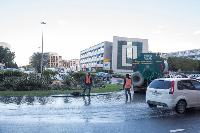 Dubai, United Arab Emirates - Dubai Municipality getting the water out from a roundabout in Internet City.  Ruel Pableo for The National