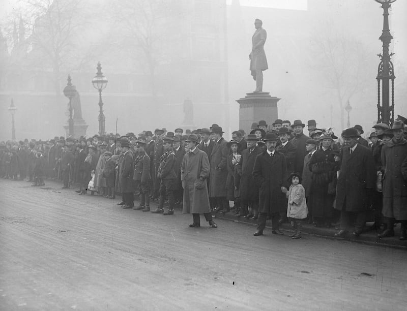 Crowds of the British public gather to watch delegates arrive at a Compulsion Debate in 1916