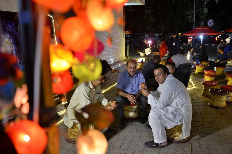 Pakistani people gather to drink tandoori tea in clay pots at a market in Islamabad. It's a cuppa like no other. Every evening in Islamabad a crowd arrives at Sanaullah's street stall to taste his "tandoori chai" - milk tea served in terracotta mugs, still hot from his traditional oven. The old-fashioned cups are placed directly inside the tandoor, where they are baked at high temperatures. Photo: AFP