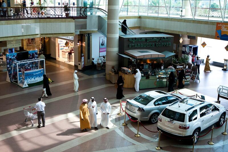 02/11/2009 - Abu Dhabi, UAE -  People walk around Al Jimi Mall in Al Ain on November 2, 2009.   Neighborhood of Jimi District in Al Ain for House and Home.   (Andrew Henderson / The National)
 *** Local Caption ***  ah_091102_Jimi_0005.jpg