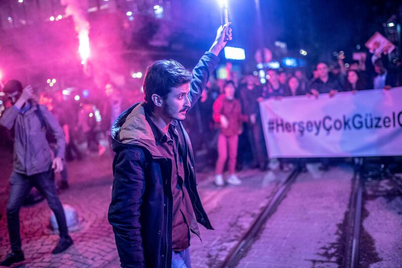 Protesters hold torchs during a demonstration in Istanbul, on May 8, 2019, following a decision by the authorities to re-run the city's mayoral election. Turkey's top election body ordered a re-run of Istanbul's mayoral election on May 6 after the party of President Recep Tayyip Erdogan complained about its shock defeat in the vote, the state news agency reported. The winner of the election, Ekrem Imamoglu of the main opposition Republican People's Party (CHP), said it was a "treacherous decision" and vowed to fight on. / AFP / BULENT KILIC
