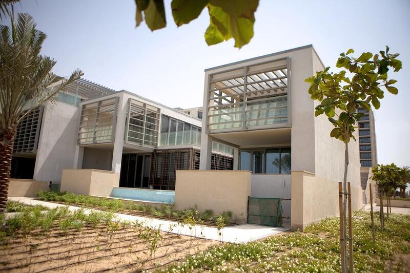 Al Raha Beach villas: Q2 no change. 3BR: Dh240-260,000. 4BR: Dh210-300,000. 5BR: Dh310-330,000. Q2 2013-Q2 2014 up 2%. Silvia Razgova / The National