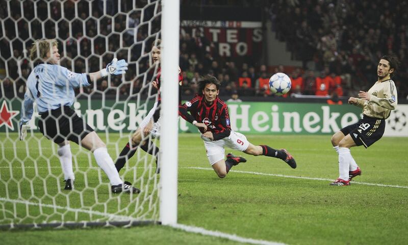 MILAN, ITALY - MARCH 08: Filippo Inzaghi (2nd,R) of Milan scores the first goal against goalkeeper Oliver Kahn (L) of Bayern Munich during the UEFA Champions League Round of 16 second leg match between AC Milan and Bayern Munich at the Giuseppe Meazza Stadium on March 8, 2006 in Milan, Italy.  (Photo by Sandra Behne/Bongarts/Getty Images)