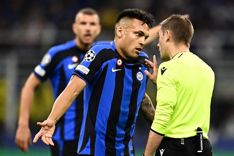 Referee Clement Turpin talks to Inter Milan's Lautaro Martinez. AFP