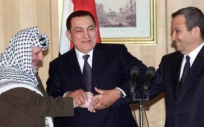 Egyptian President Hosni Mubarak (C) hosts a three-way handshake between himself, Israeli Prime Minister Ehud Barak (R) and Palestinian President Yasser Arafat at the close of the statement Mubarak issued at their three-way summit in the Red Sea resort of Sharm el-Sheikh in this March 9, 2000 file photograph. Egypt's Vice President Omar Suleiman said on February 11, 2011 that Mubarak had bowed to pressure from the street and had resigned, handing power to the army, he said in a televised statement.  REUTERS/Handout/Files ( EGYPT - Tags: POLITICS)