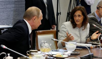 FILE PHOTO: Russian President Vladimir Putin and Global News Editor of Reuters Alessandra Galloni attend a meeting with heads of leading global news agencies as part of the St. Petersburg International Economic Forum 2016 (SPIEF 2016) in St. Petersburg, Russia, June 17, 2016.  REUTERS/Grigory Dukor/File Photo