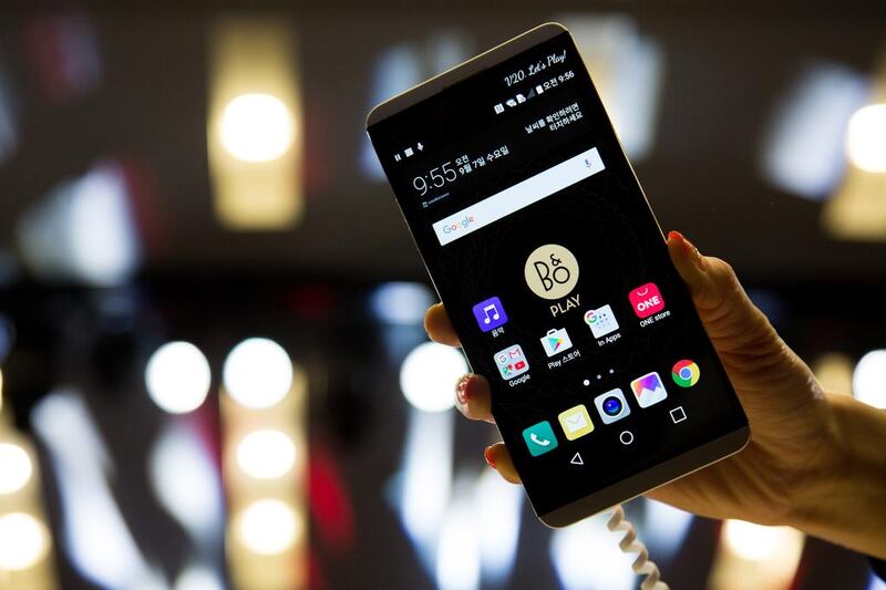 LG’s V20 smartphone is getting praise for its double rear-camera and its audio system – which does include a headphone jack. Seong-joon Cho / Bloomberg