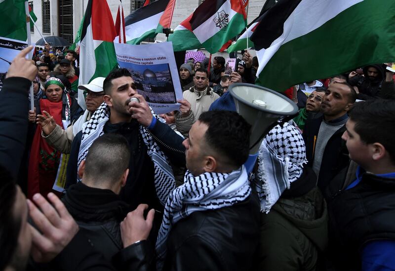 Demonstrators shout slogans and wave Palestinian flags during a demonstration in front of the US Embassy in Rome on December 9, 2017, against US President Donald Trump's recognition of Jerusalem as Israel's capital. / AFP PHOTO / FILIPPO MONTEFORTE