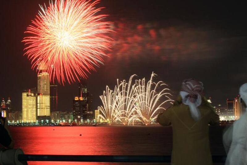 ABU DHABI - UNITED ARAB EMIRATES - 02DEC2012 - People watching the fireworks displayed on Abu Dhabi Corniche to celebrate the 41st UAE National Day yesterday. Ravindranath K / The National 