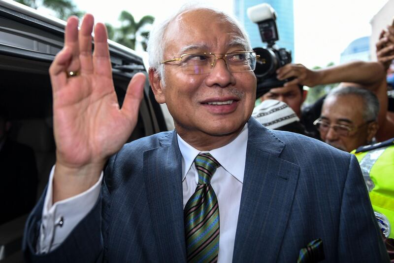 Malaysia's former prime minister Najib Razak waves as he leaves Duta court complex in Kuala Lumpur on August 8, 2018.
Malaysia's former prime minister Najib Razak was hit with new charges on August 8 linked to a multi-billion-dollar financial scandal that contributed to his shock election defeat in May. / AFP PHOTO / Mohd RASFAN