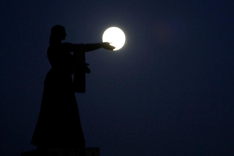 The supermoon rises over La Raza monument, in Ciudad Juarez, Mexico, on November 13, 2016. Jose Luis Gonzalez / Reuters