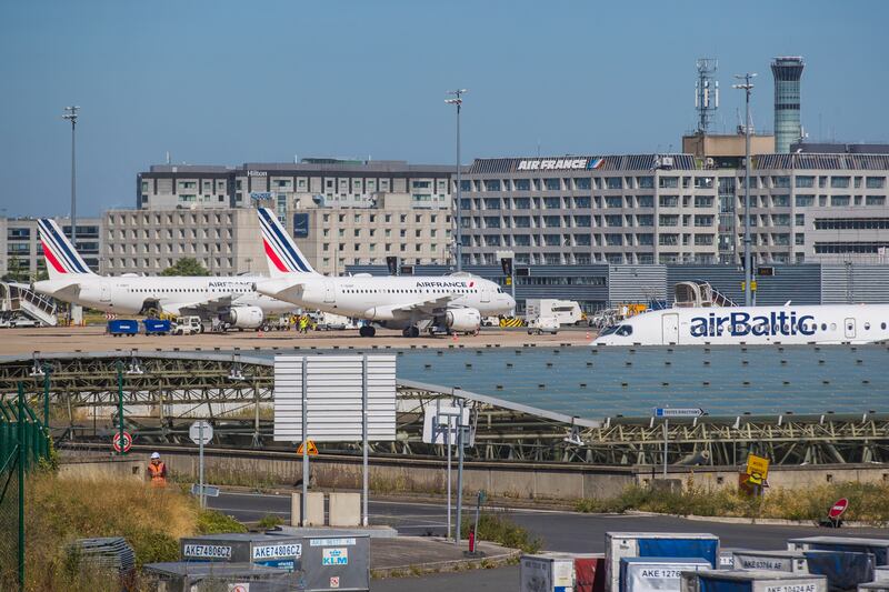 Planned strikes by airport staff in Paris have been cancelled. EPA / CHRISTOPHE PETIT TESSON