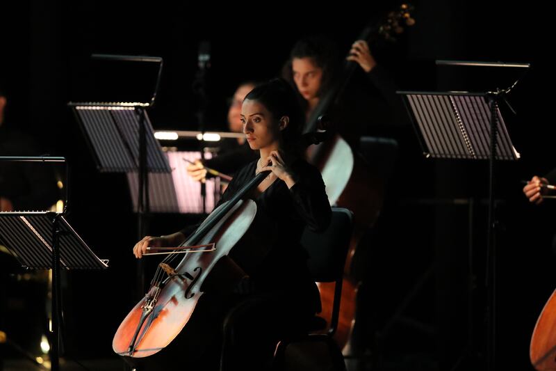 From the beginning, the score’s restrained and drawn-out melodies possess the auditorium with the visceral darkness Joker is known for.