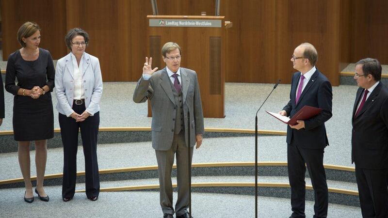 Opponents of regional justice minister Peter Biesenbach, with his hand raised, have called for his resignation (NRW)
