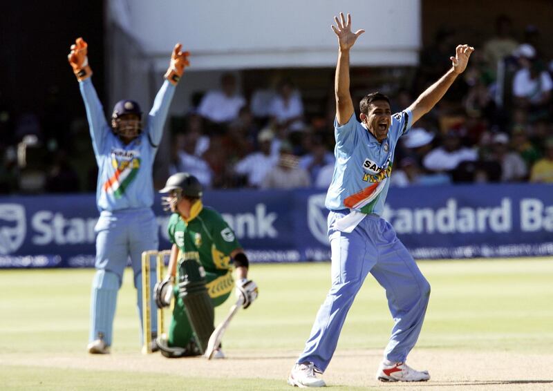 Indian bowler Anil Kumble(R) and Indian wicket keeper Mahendra Dhoni(L) celebrate the dismissal, 29 November 2006, of South African batsman AB de villiers(C) during the 4th ODI(One Day International) cricket match at St.George park in Port Elizabeth, South Africa.
AFP PHOTO/GIANLUIGI GUERCIA (Photo by GIANLUIGI GUERCIA / AFP)
