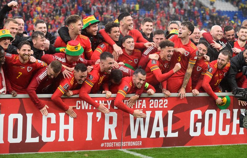 Soccer Football - FIFA World Cup - UEFA Qualifiers - Final - Wales v Ukraine - Cardiff City Stadium, Cardiff, Wales, Britain - June 5, 2022 Wales players celebrate after qualifying for the World Cup REUTERS / Rebecca Naden     TPX IMAGES OF THE DAY