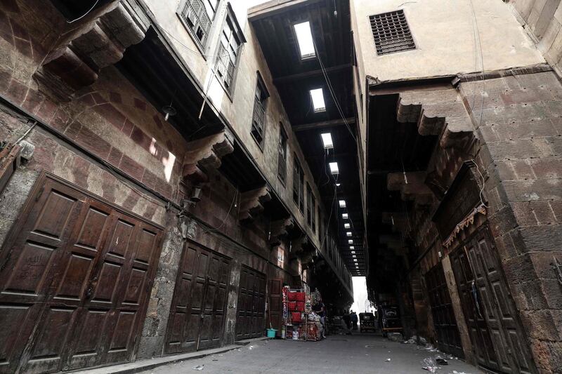 This picture taken on April 24, 2020 on the first Friday of the Muslim holy month of Ramadan shows a view of closed-down shops along Khayamiya Street, or the Street of Tent-makers, in the old city of the Egyptian capital Cairo, almost empty due to the COVID-19 coronavirus pandemic.  / AFP / Mohamed el-Shahed
