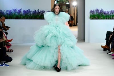 A model presents a creation by Giambattista Valli during the 2018-2019 Fall/Winter Haute Couture collection fashion show in Paris, on July 2, 2018. / AFP / Bertrand GUAY
