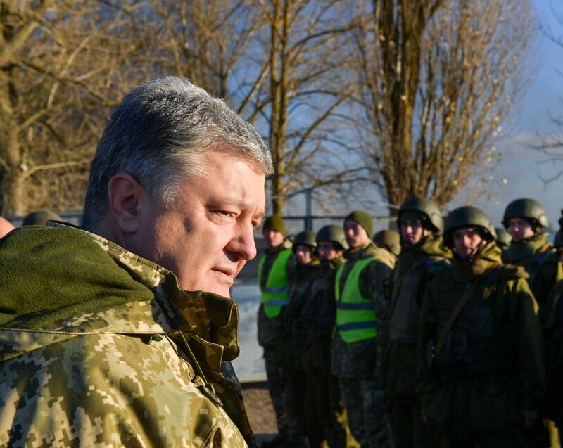 epa07194921 Ukrainian President Petro Poroshenko visits the 169th training centre 'Desna' of the Ukrainian Army ground forces not far from Chernihiv, Ukraine, 28 November 2018. President Poroshenko signed the law approving the decree on the introduction of martial law in 10 regions of Ukraine which will be in effect until 26 December 2018.  EPA/MYKOLA LAZARENKO / POOL