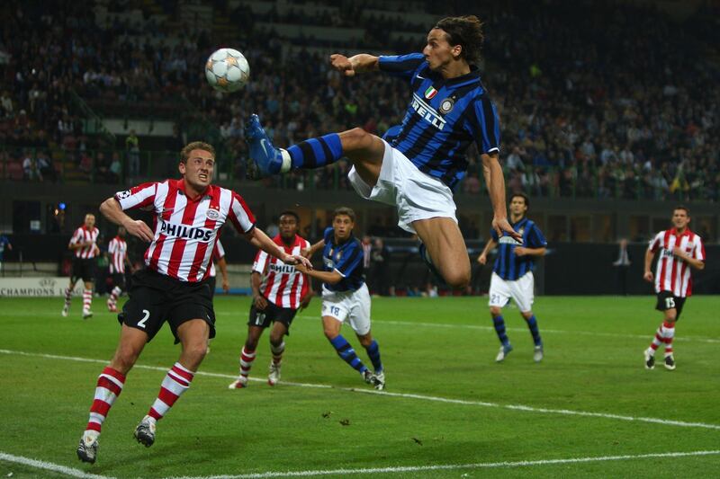 MILAN, ITALY - OCTOBER 02:  Zlatan Ibrahimovic of Inter (right) leaps towards the ball ahead of Jan Kromkamp of PSV during the UEFA Champions League Group G match between Inter Milan and PSV Eindhoven at the San Siro stadium on October 2, 2007 in Milan,Italy.  (Photo by Michael Steele/Getty Images)