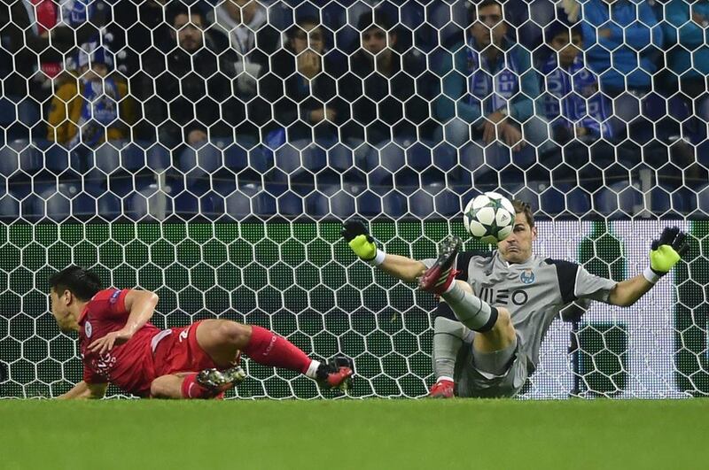 Porto goalkeeper Iker Casillas stops a ball from Leicester City's Shinji Okazaki. Miguel Riopa / AFP