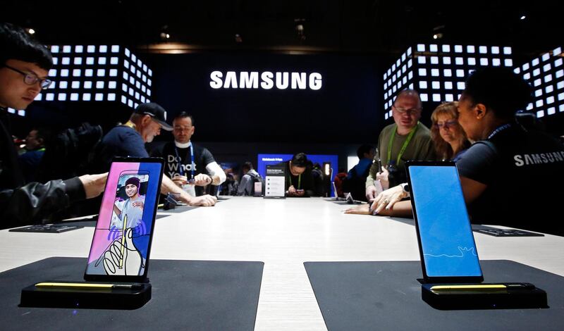 epa07485931 (FILE) - People look at Samsung Galaxy phones on opening day at the 2019 International Consumer Electronics Show in Las Vegas, Nevada, USA, 08 January 2019 (reissued 05 April 2019). The tech giant announced its a 60 percent fall in Q1 operating profit.  EPA/LARRY W. SMITH