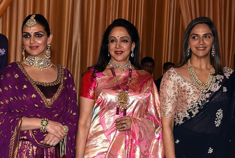 Hema Malini (C) with daughters Esha Deol (L) and Ahana Deol (R)