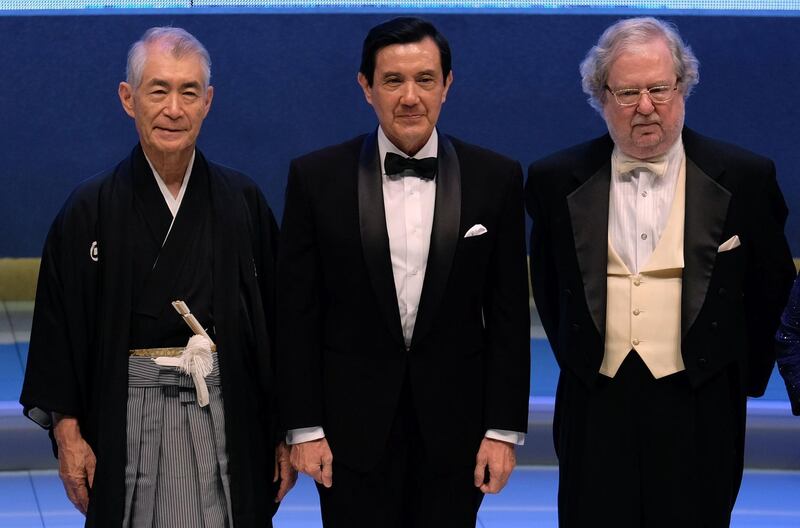 Picture taken on September 18, 2014 shows then Taiwan President Ma Ying-jeou (C) posing with the winners of the 2014 Tang Prize, among them Tasuku Honjo (L) of Japan and James P Allison (R) of the US. James P Allison of the US and Tasuku Honjo of Japan won the 2018 Nobel Medicine Prize for research that has revolutionised the treatment of cancer, the jury said on October 1, 2018. - ALTERNATIVE CROP 
 / AFP / SAM YEH / ALTERNATIVE CROP 
