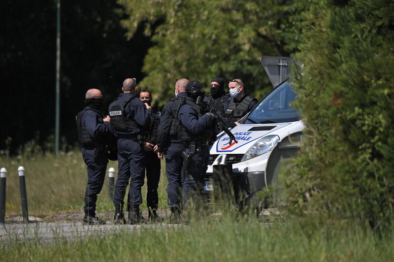 Policemen are seen near the site where a municipal policewoman was attacked with a knife on May 28, 2021, in La Chapelle-sur-Erdre, near Nantes, western France. A suspect ran away after a knife attack on a policewoman in La Chapelle-sur-Erdre, near Nantes, on May 28, 2021. / AFP / LOIC VENANCE
