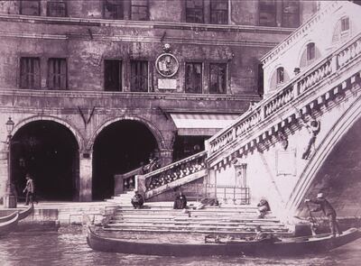 The side of the Rialto Bridge in Venice in the year 1900, with six algae-free steps. Photo credit: Osvaldo Bohm

