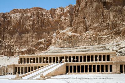 B11WH0 Deir el Bahri or Mortuary Temple of Queen Hatshepsut, West Bank, Luxor, Nile Valley, Egypt. Image shot 05/2008. Exact date unknown.