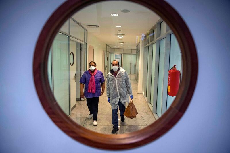 Moroccan health workers scan passengers arriving from Italy for coronavirus COVID-19 at Casablanca Mohammed V International Airport on March 3, 2020. / AFP / FADEL SENNA
