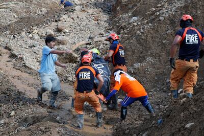 epa07026464 Rescue volunteers carry the body of a landslide victim caused by Typhoon Mangkhut during rescue efforts in Ucab village, Itogon town, Benguet Province, Philippines, 17 September 2018. The number of people killed in the Philippines by typhoon Mangkhut rose to 40 while dozens are missing, according to provisional data gathered as emergency teams access areas struck by the storm.  EPA/FRANCIS R. MALASIG